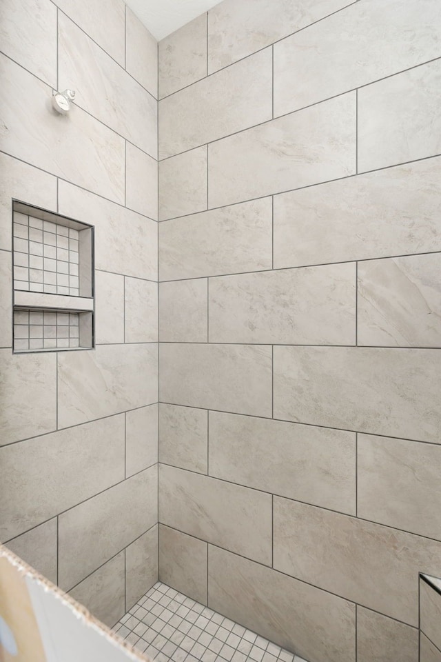 full bathroom featuring tiled shower