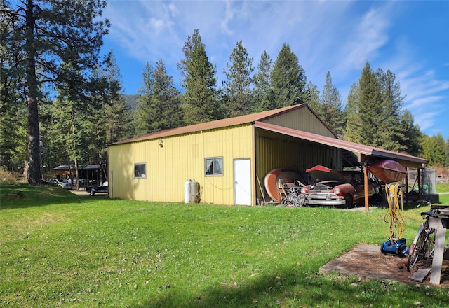 view of pole building featuring a yard
