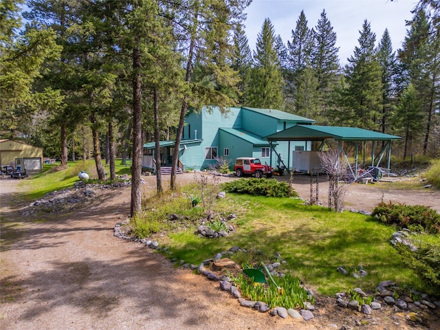 view of front facade featuring dirt driveway