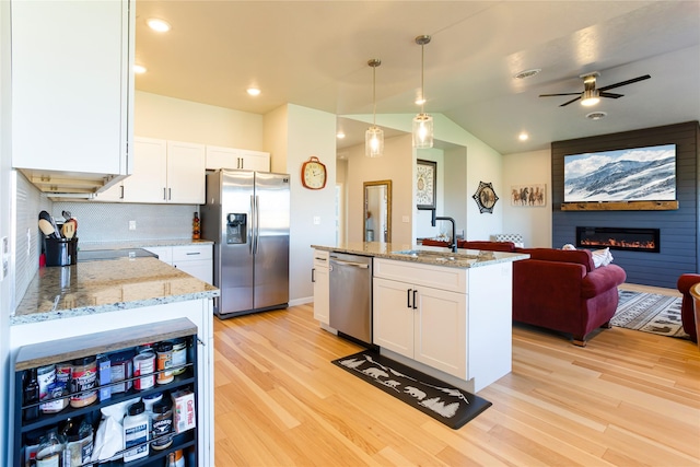 276 Tenderfoot Ln, Stevensville, MT 59870 - kitchen featuring stainless steel appliances, a sink, open floor plan, light wood finished floors, and recessed lighting