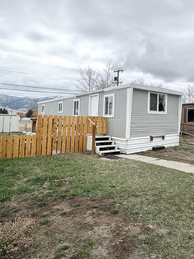 view of front facade with fence and a front lawn