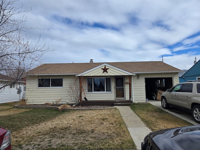 view of front of property featuring a front lawn, roof with shingles, driveway, and a garage