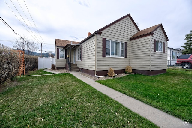 730 N Montana Ave, Helena, MT 59601 - view of front of home featuring fence, a chimney, and a front yard