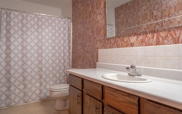 full bathroom featuring decorative backsplash, vanity, a shower with shower curtain, and toilet