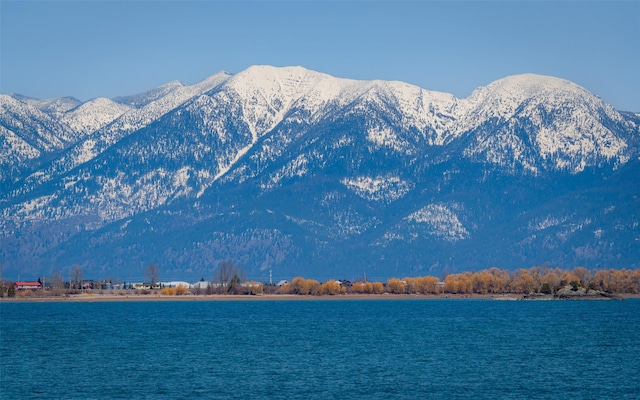water view with a mountain view
