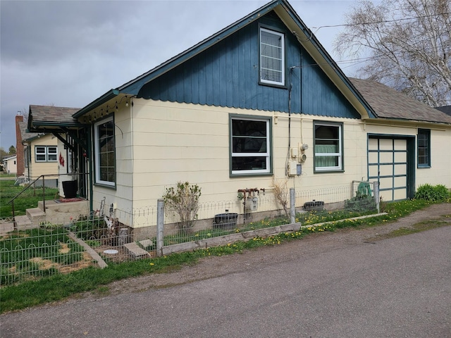 view of front of house featuring a front yard