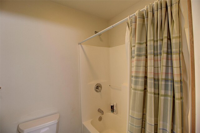 full bathroom with shower / tub combo with curtain and toilet