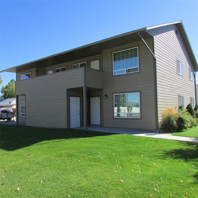 1034 Main St, Corvallis, MT 59828 - rear view of house with a lawn