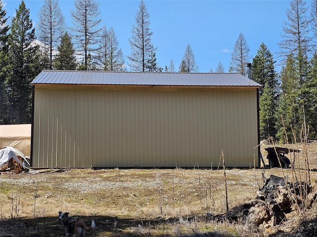view of outdoor structure with an outbuilding