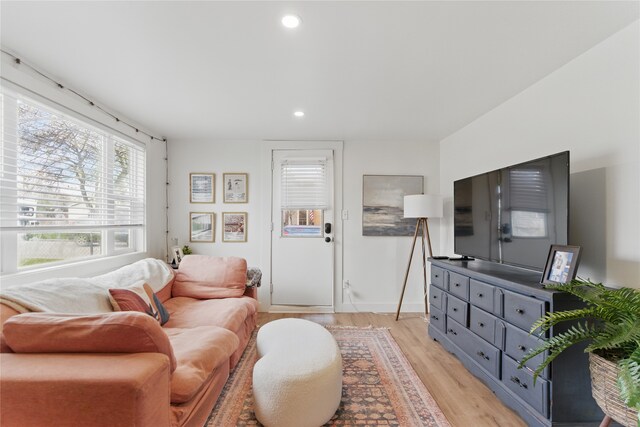 648 7th Ave W, Kalispell, MT 59901 - living room featuring light wood finished floors and recessed lighting