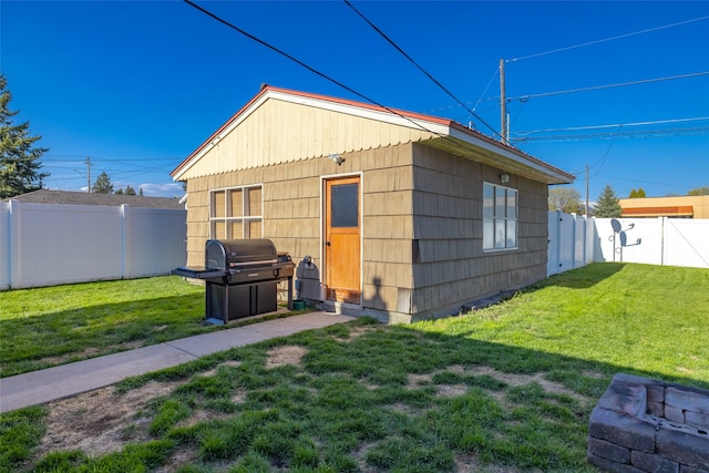 view of outdoor structure featuring a fenced backyard