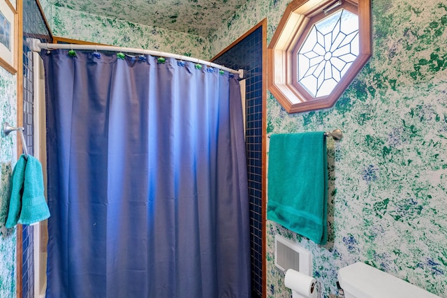 390 Dairy Ln, Superior, MT 59872 - full bath with wallpapered walls, toilet, and curtained shower