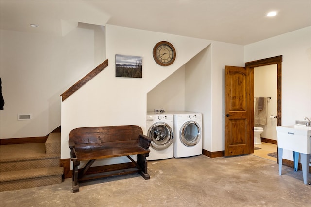 laundry room with visible vents, independent washer and dryer, and baseboards
