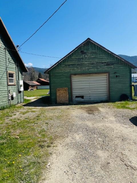 detached garage with driveway
