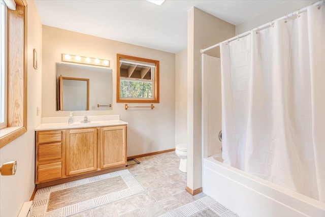 full bathroom with toilet, baseboards, shower / bath combo with shower curtain, and vanity