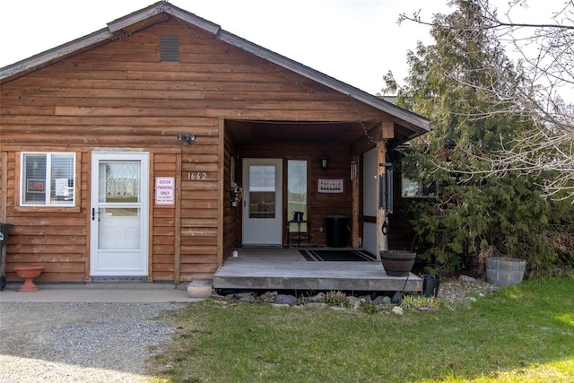 view of front of home featuring a front yard
