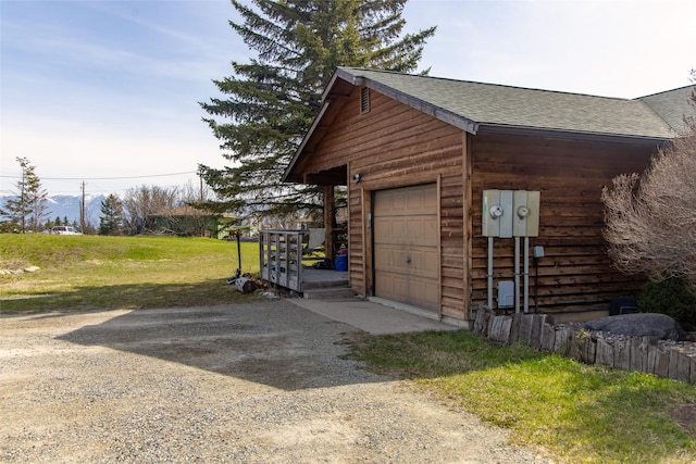 garage featuring dirt driveway