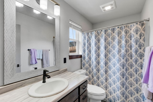 full bath featuring toilet, a shower with curtain, visible vents, and vanity