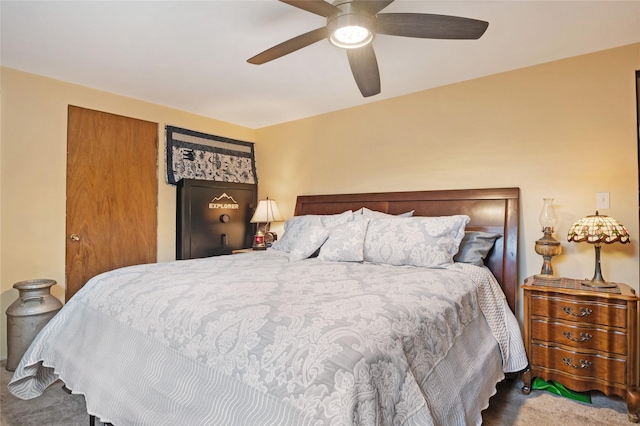 bedroom featuring a ceiling fan and carpet