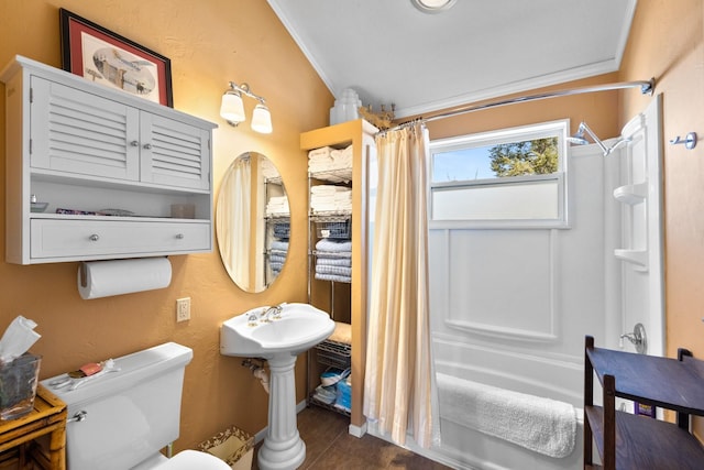 full bathroom with crown molding, toilet, and shower / tub combo