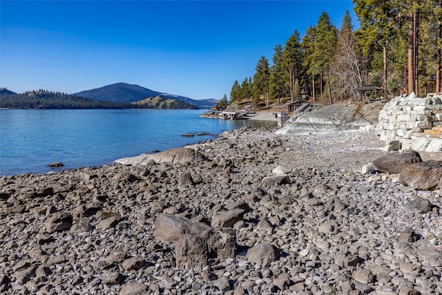 water view with a mountain view