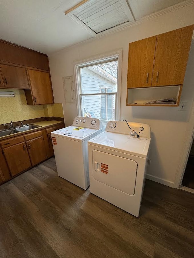 laundry room with a sink, cabinet space, independent washer and dryer, and dark wood-style floors