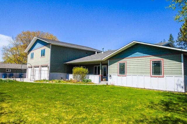 view of front of house featuring a front yard and a garage