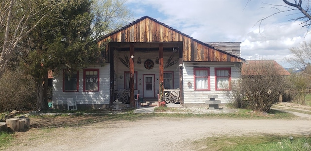 view of front of house featuring a porch and crawl space