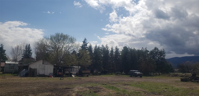 view of yard with an outdoor structure
