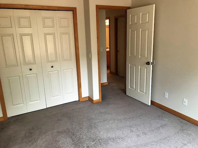 unfurnished bedroom featuring carpet flooring, baseboards, and a closet