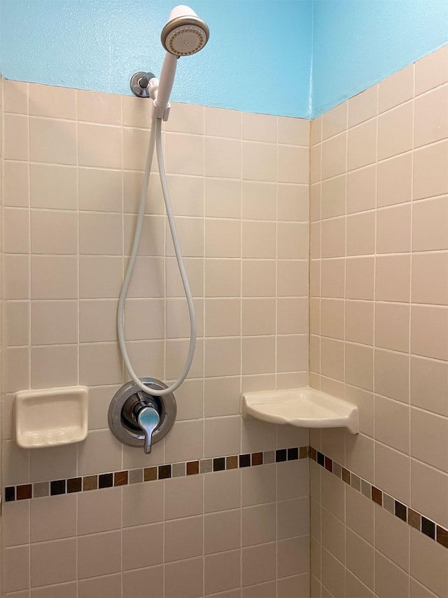 329 35th Ave NE, Great Falls, MT 59404 - full bathroom featuring tiled shower