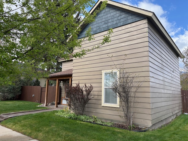 view of front facade featuring fence and a front lawn