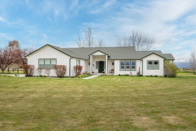 ranch-style house featuring a front yard