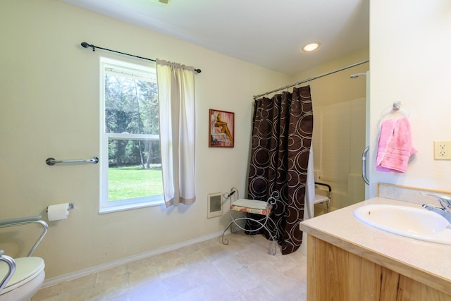 full bathroom with vanity, visible vents, toilet, baseboards, and a shower with curtain