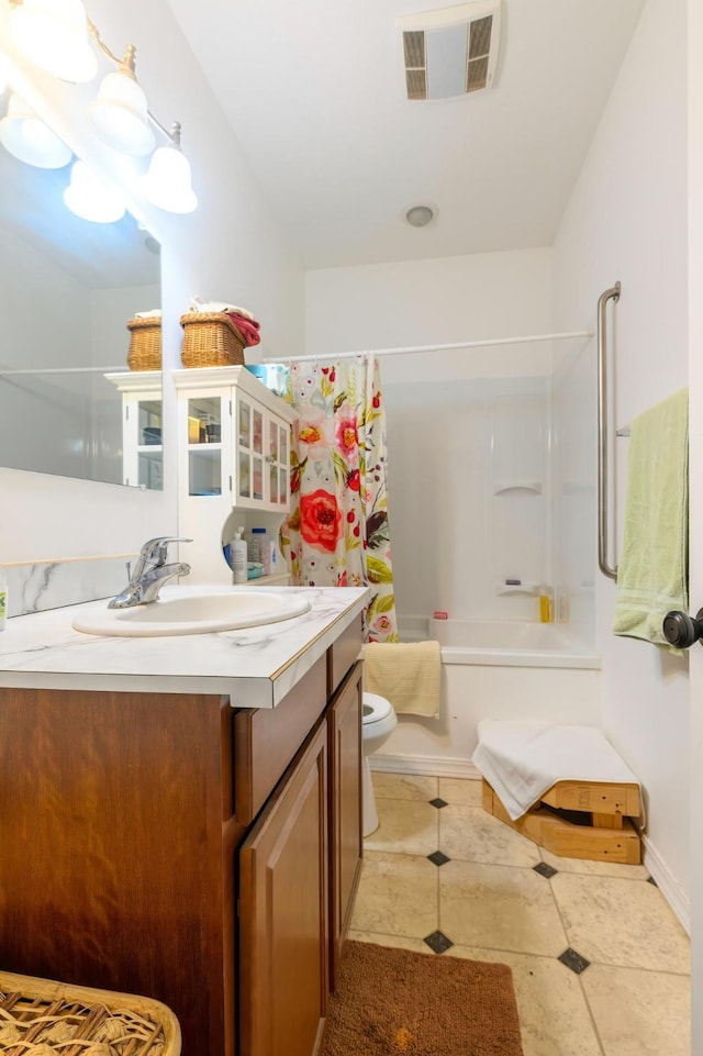 full bath with visible vents, vanity, toilet, baseboards, and shower / tub combo