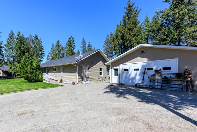 view of front facade featuring a front yard
