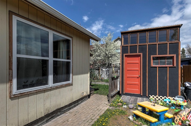 view of outdoor structure with fence and an outdoor structure