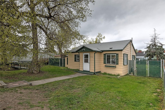view of front facade with a gate, a front lawn, and fence