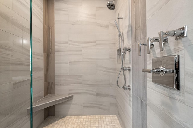 full bathroom featuring a tile shower