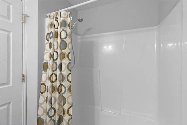 208 40th Ave NE, Great Falls, MT 59404 - interior details featuring a shower with shower curtain