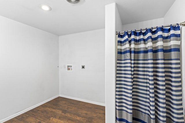 interior space with visible vents, curtained shower, wood finished floors, baseboards, and recessed lighting