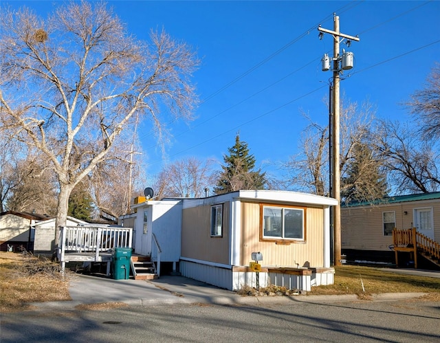 manufactured / mobile home featuring a wooden deck
