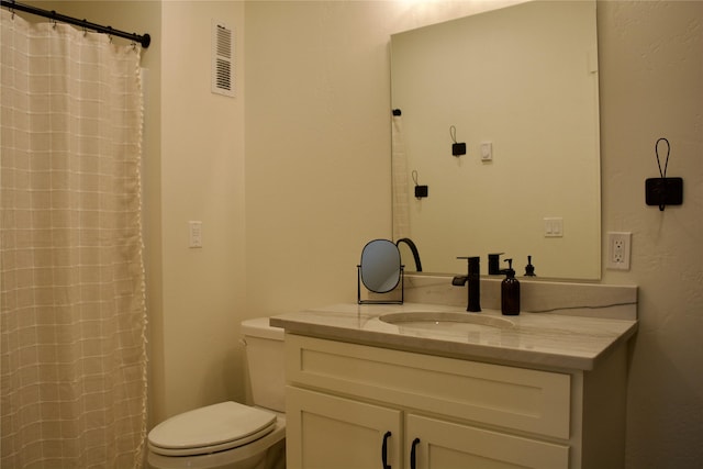 full bathroom with toilet, visible vents, a shower with shower curtain, and vanity