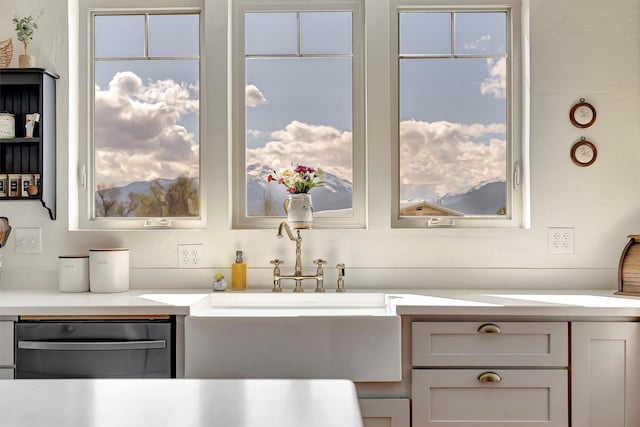685 Hollibaugh Rd, Stevensville, MT 59870 - bar area featuring dishwashing machine