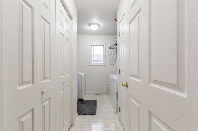 laundry room with laundry area, baseboards, and independent washer and dryer