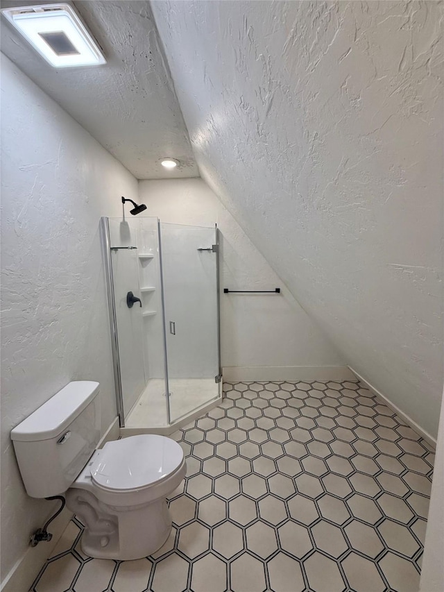 bathroom with a textured wall, lofted ceiling, toilet, a textured ceiling, and a shower stall