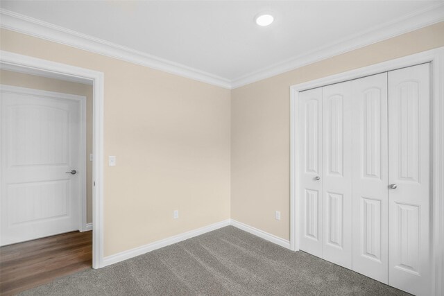 corridor with light wood-style floors, baseboards, crown molding, and visible vents