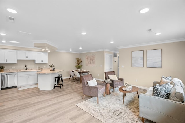 living room featuring visible vents, ornamental molding, baseboards, and recessed lighting
