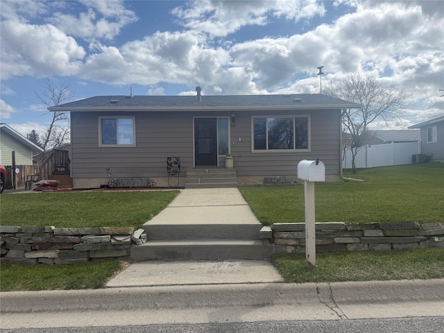 view of front of house featuring fence and a front lawn