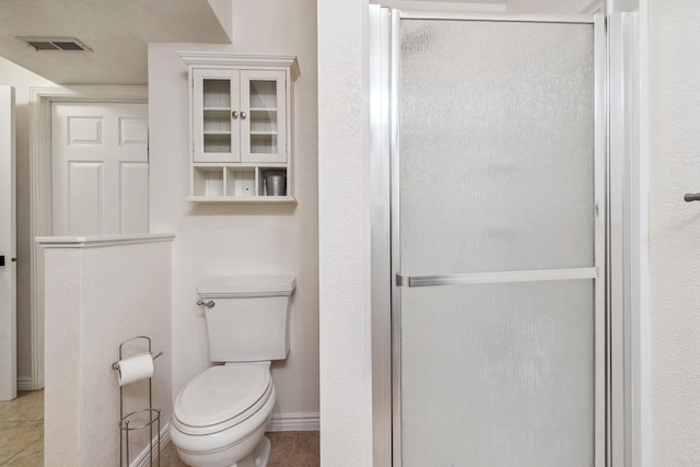 full bath featuring toilet, baseboards, visible vents, and a shower stall